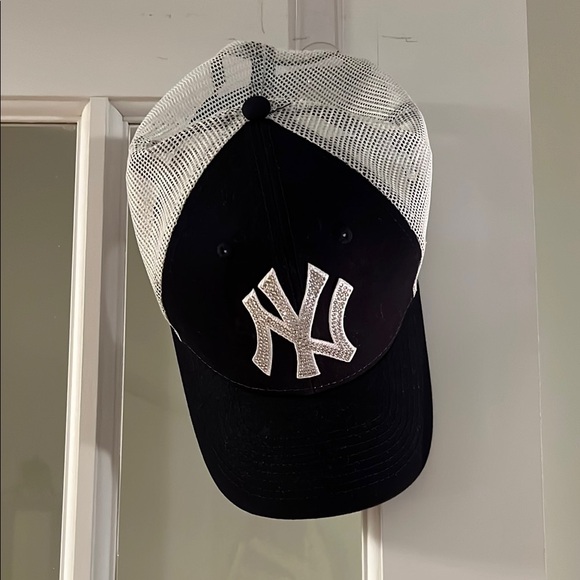 Navy and White NY YANKEES Logo Cap sparkly logo - Urban Outfitters - Picture 1 of 6